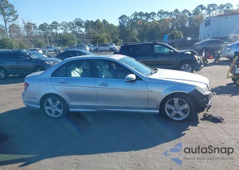 2010 Mercedes-Benz C 300 Luxury/Sport из США, поврежденный, VIN WDDGF5EB0AF442382